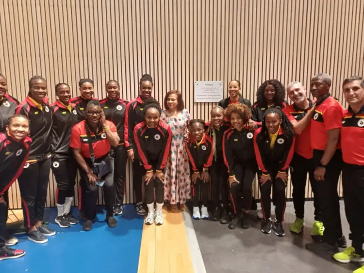 Embaixadora de Angola em França presta  homenagem à selecção feminina de andebol