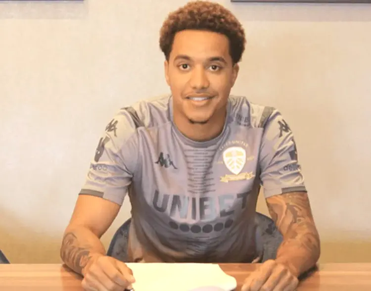 Estoril de Praia oficializa contratação do internacional angolano Hélder Costa
