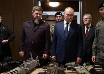 Putin inspecciona tropas em preparação para lutar  contra a Ucrânia em viagem surpresa à Chechênia