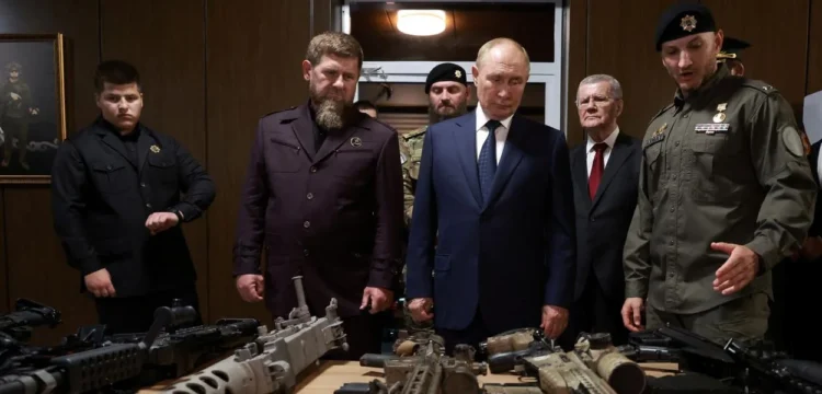 Putin inspecciona tropas em preparação para lutar contra a Ucrânia em viagem surpresa à Chechênia