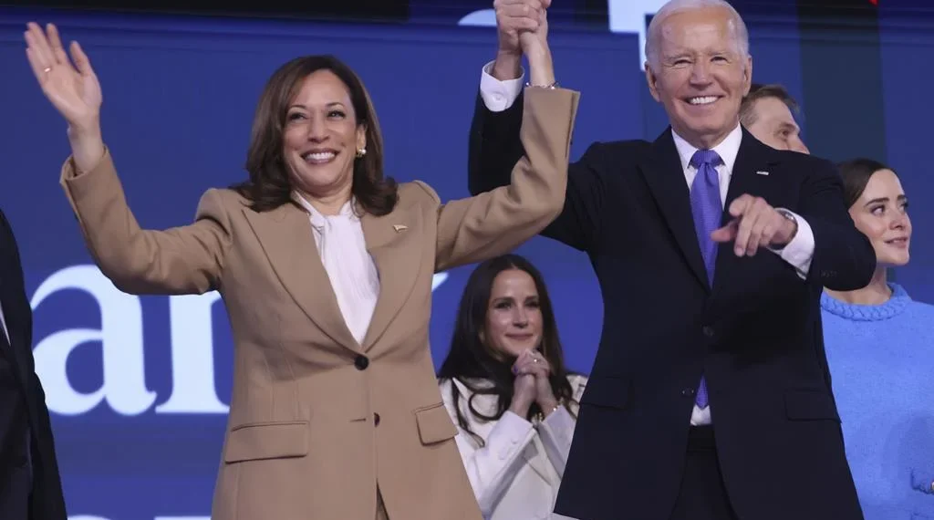 Kamala Harris homenageia Biden em primeira aparição na convenção democrata