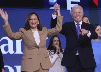 Kamala Harris homenageia Biden em primeira aparição na convenção democrata