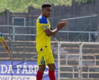 Tiago Azulão mostra serviço em terras lusas