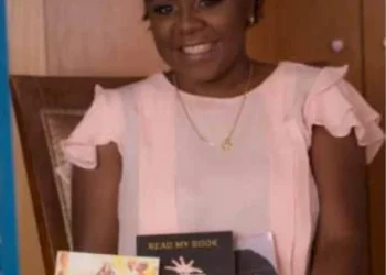 Lunga Noélia Izata coloca no mercado  literário a trilogia “Read My Book”