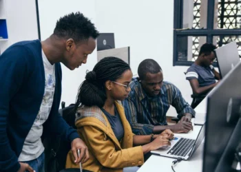 O digital é o presente: educação,  juventude e o futuro de Angola
