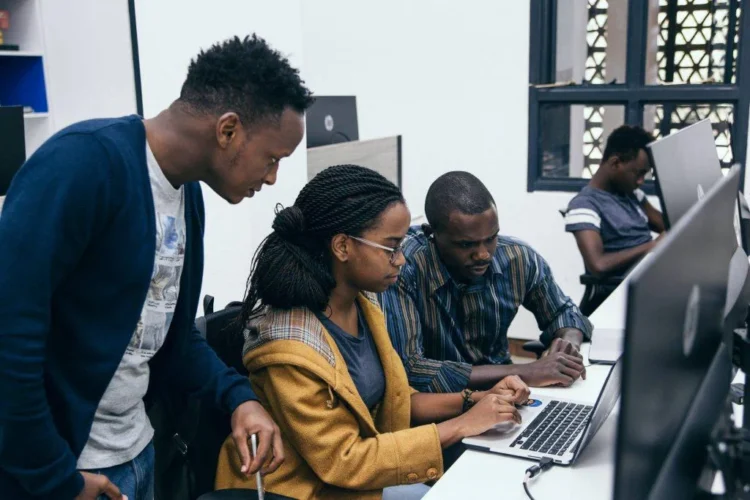 O digital é o presente: educação, juventude e o futuro de Angola