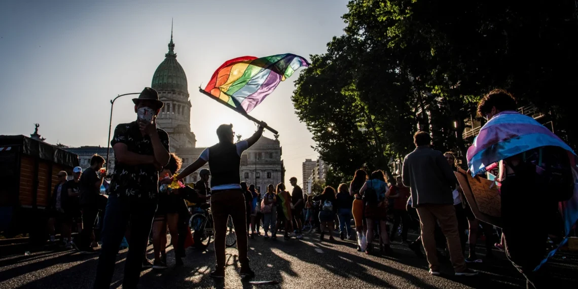 Argentina já liderou os direitos LGBT. Agora quatro lésbicas foram incendiadas e há quem culpe Milei