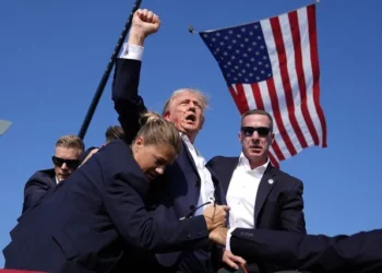 Trump lança livro com foto do atentado que sofreu na Pensilvânia