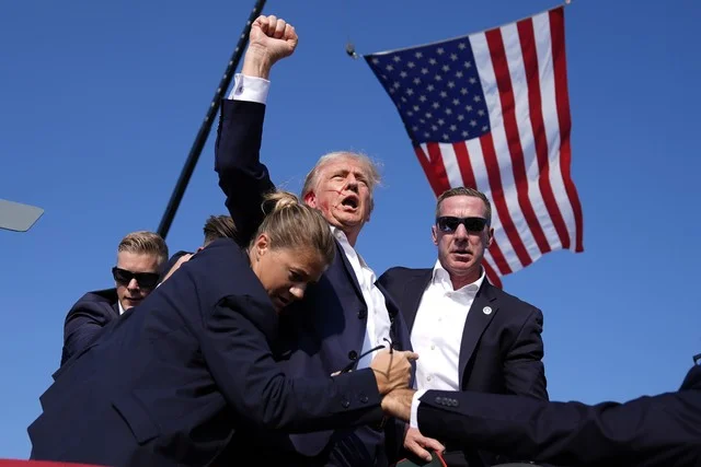 Trump lança livro com foto do atentado que sofreu na Pensilvânia