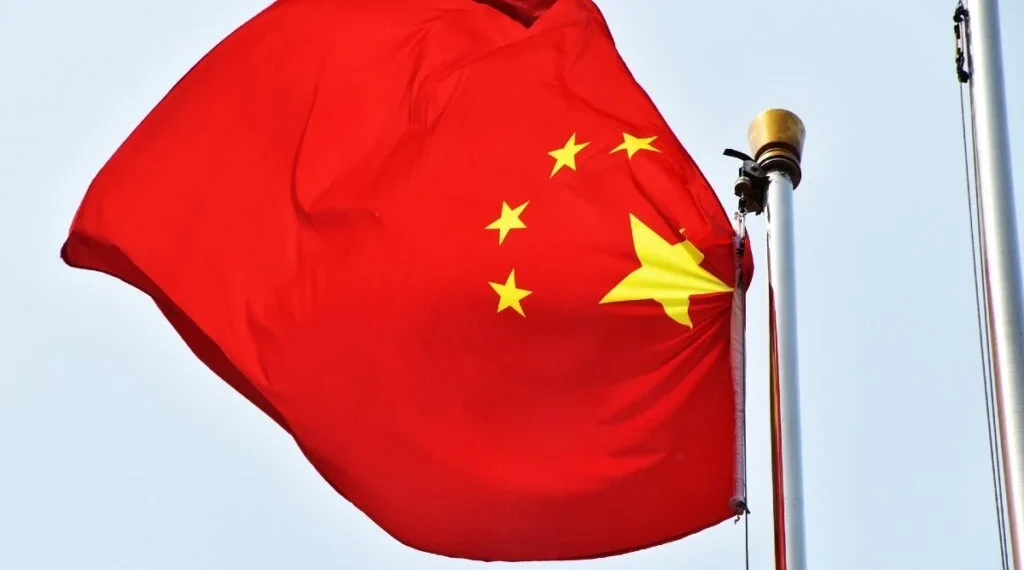 China critica EUA por adicionar  empresas à lista de controlo de  exportação e promete acção