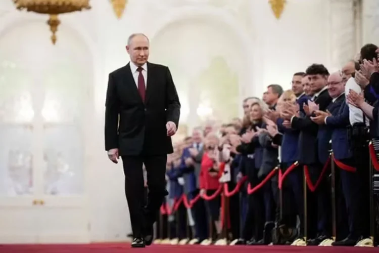Putin chega ao Azerbaijão para  visita de Estado de dois dias