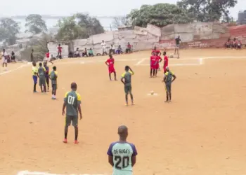Talentos de futebol de rua “ganham pão” em torneios das comunidades