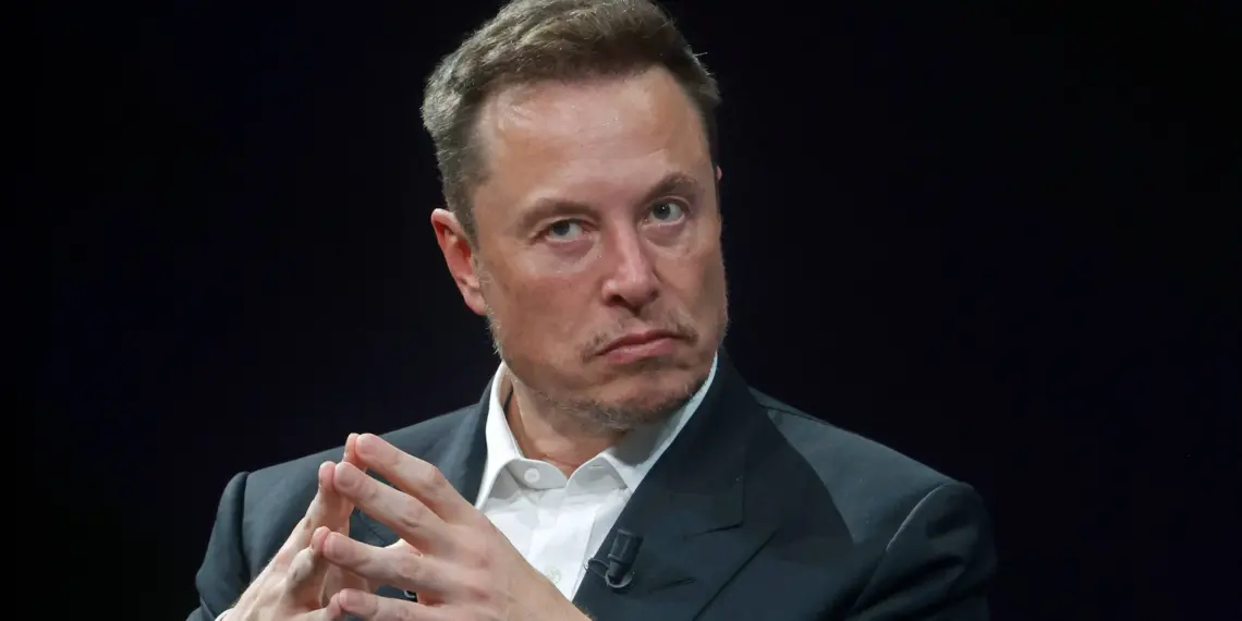 Governo britânico critica comentários “profundamente irresponsáveis” de Elon Musk sobre motins