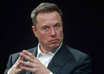 Governo britânico critica comentários  “profundamente irresponsáveis” de Elon Musk sobre motins