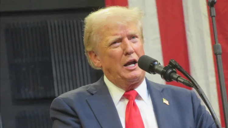 Campanha de Donald Trump acusa União Europeia de ingerência