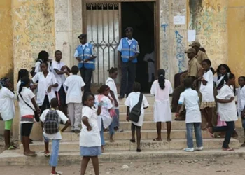 Absentismo e reclamações marcam o primeiro dia de aulas em Luanda