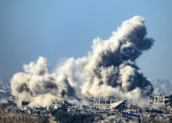 Líbano diz que ataques aéreos israelitas mataram pelo menos  100 pessoas, enquanto cidadãos são instruídos a evacuar
