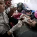Crianças da Faixa de Gaza vacinadas contra a poliomielite durante a trégua da guerra de três dias 