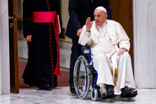 Gripe ligeira força cancelamento da agenda do Papa