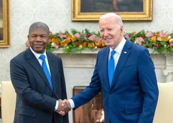 João Lourenço  e Joe Biden  falaram ontem  ao telefone