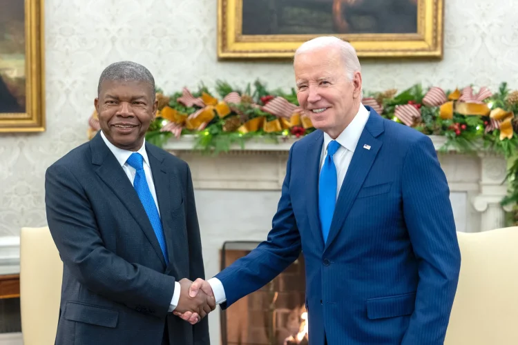 João Lourenço  e Joe Biden  falaram ontem  ao telefone