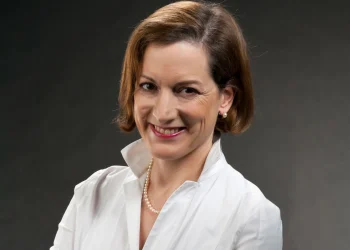 Rússia torna-se “totalmente dependente” da China, diz jornalista Applebaum