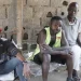 Jovens “driblam” dificuldades da vida com limpeza artesanal de fossas sépticas