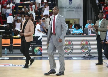Dikembe Mutumbo enluta  basquetebol mundial