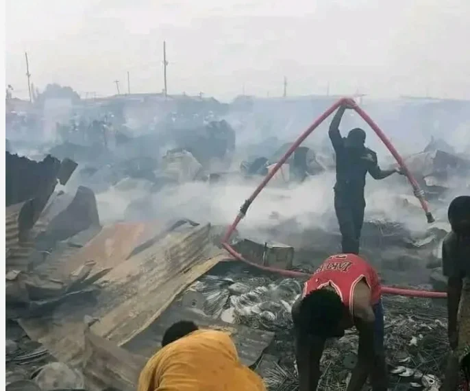 Fogo devasta área de material de construção da praça do Kikolo