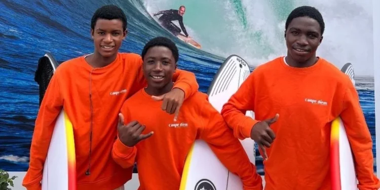 Três angolanos brilham no campeonato português de surf