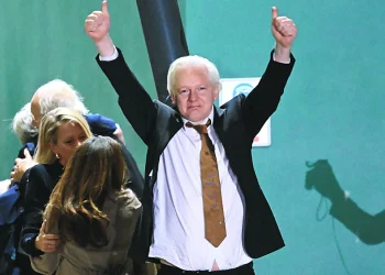 Assange diz que foi libertado por se declarar “culpado de jornalismo”