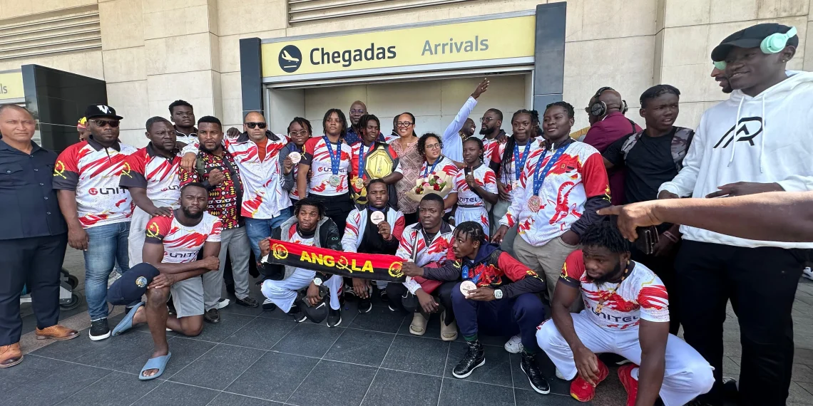Selecção Nacional de artes marciais mistas recebida em festa em Luanda