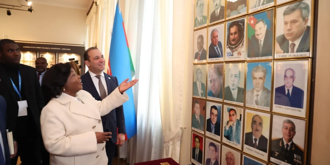 Esperança da Costa visita Universidade de Petróleo e Indústria do Azerbaijão