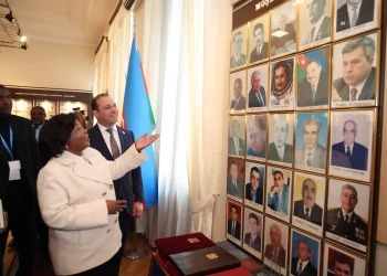 Esperança da Costa visita Universidade de Petróleo e Indústria do Azerbaijão