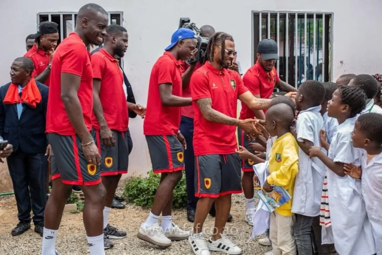 Palancas Negras entregam donativos ao centro El Betel no Zango 2