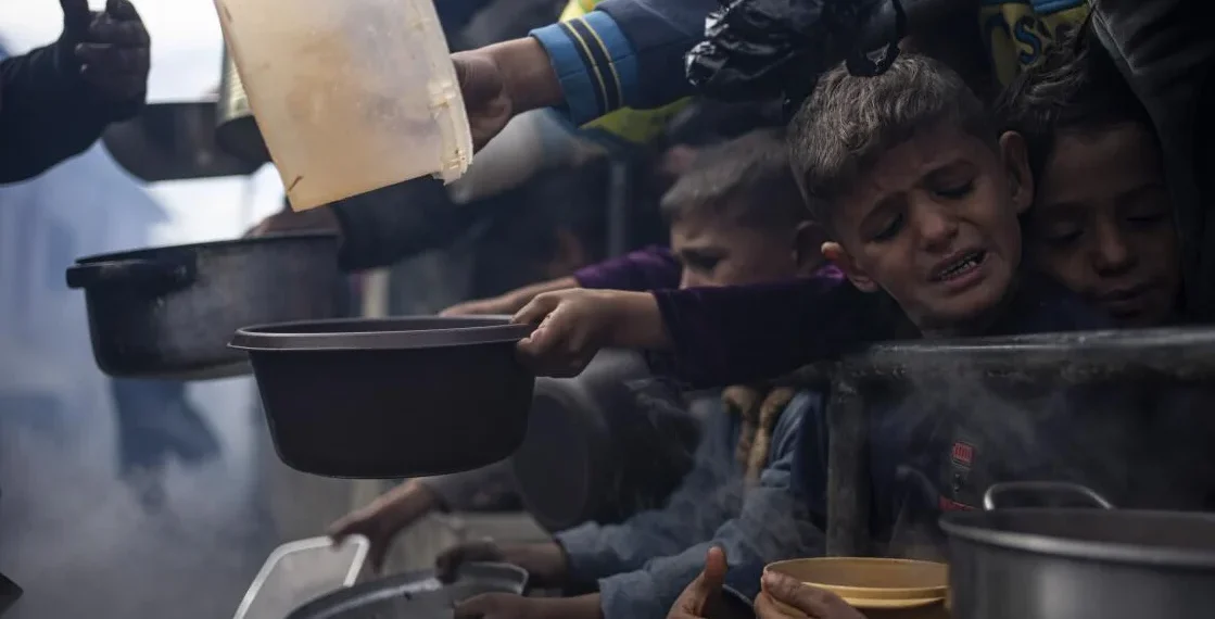 Cerca de 130 mil crianças palestinianas  sem alimentos e medicamentos