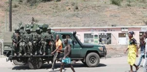 Manifestantes moçambi- canos cortam acesso à principal fronteira com a África do Sul