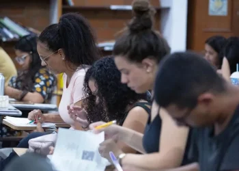 Revisão, actualização e unificação curricular  na especialidade de ensino da língua portuguesa:  impacto na vida do estudante