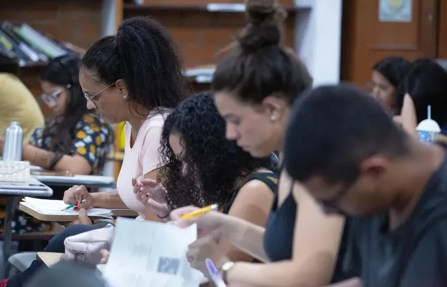 Revisão, actualização e unificação curricular na especialidade de ensino da língua portuguesa: impacto na vida do estudante