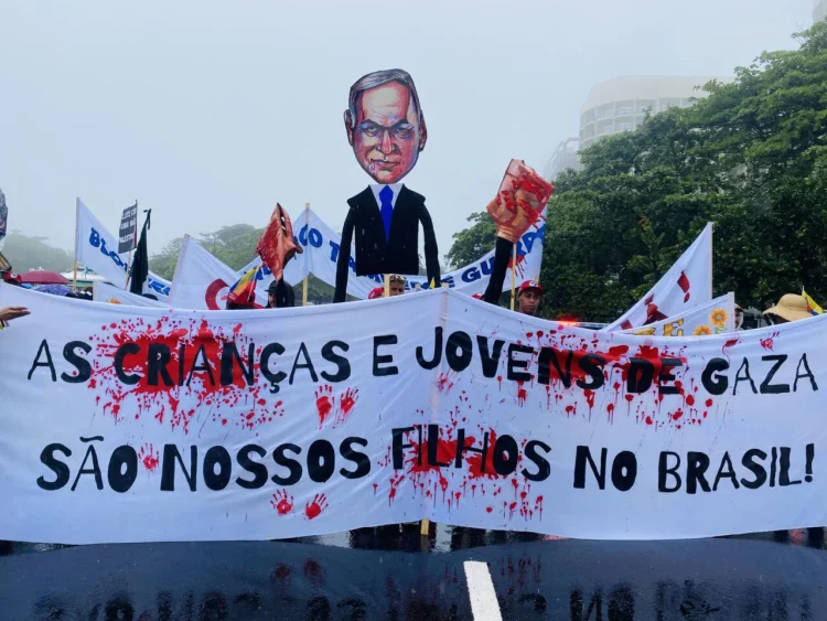 Manifestação no Rio de Janeiro  em vésperas da cimeira do G20
