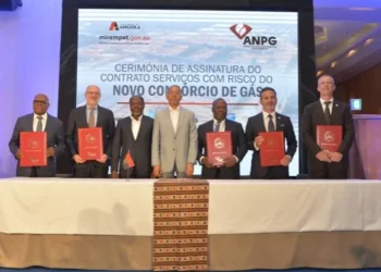 Assinado acordos comerciais para início de produção de gás em Angola