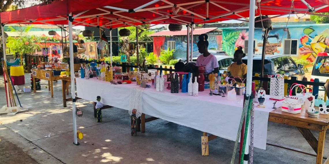 Alunos expõem materiais  reciclados transformados  em obras de arte