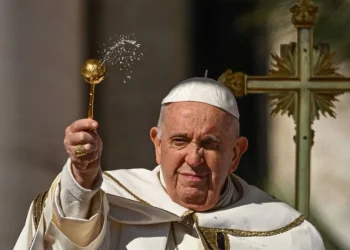 Papa pede que guerra seja banida  no mundo, como diz a Constituição italiana