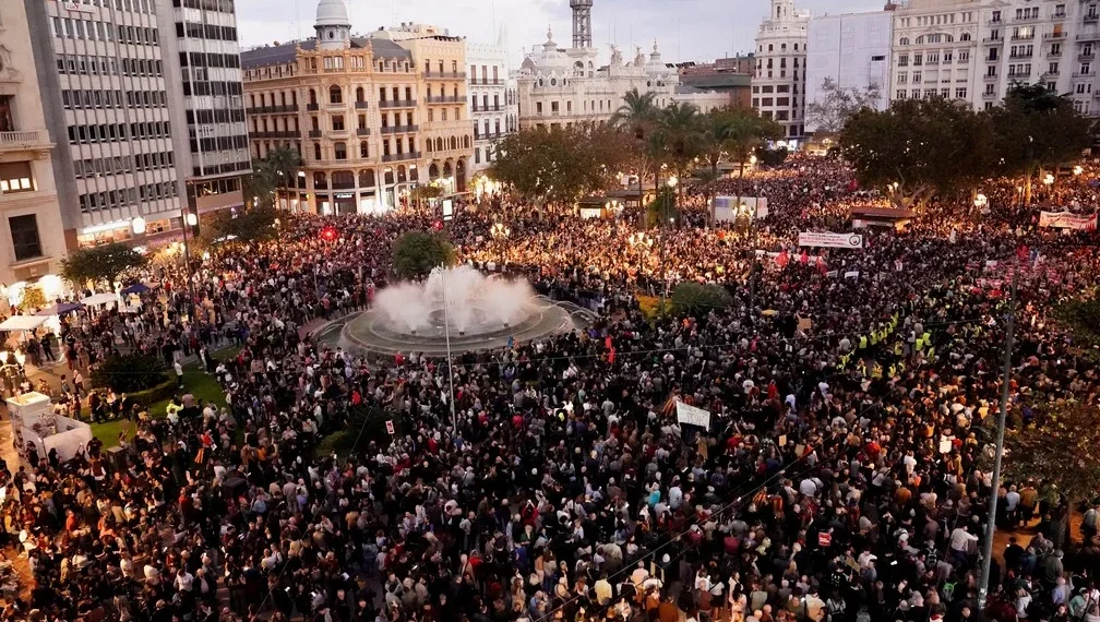 Manifestação reúne milhares de manifestantes em Valência após enchente histórica
