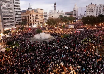Manifestação reúne milhares de manifestantes  em Valência após enchente histórica