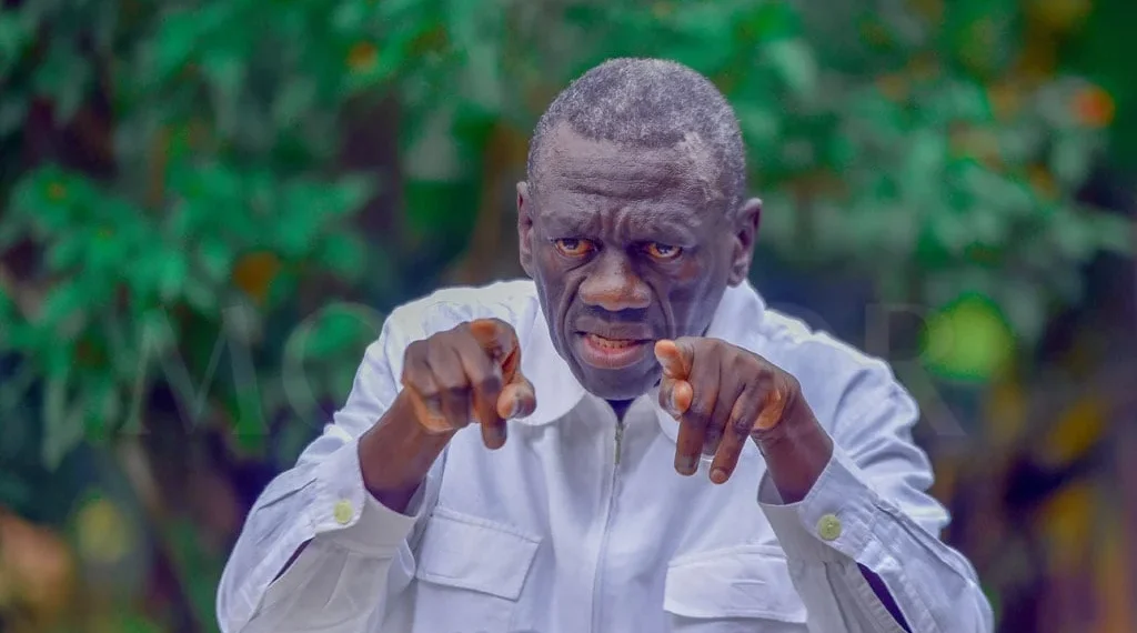 Líder histórico ugandês Kizza Besigye levado a tribunal em Kampala