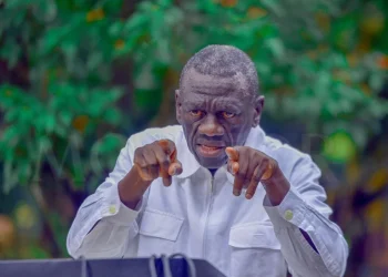 Líder histórico ugandês Kizza Besigye levado a tribunal em Kampala