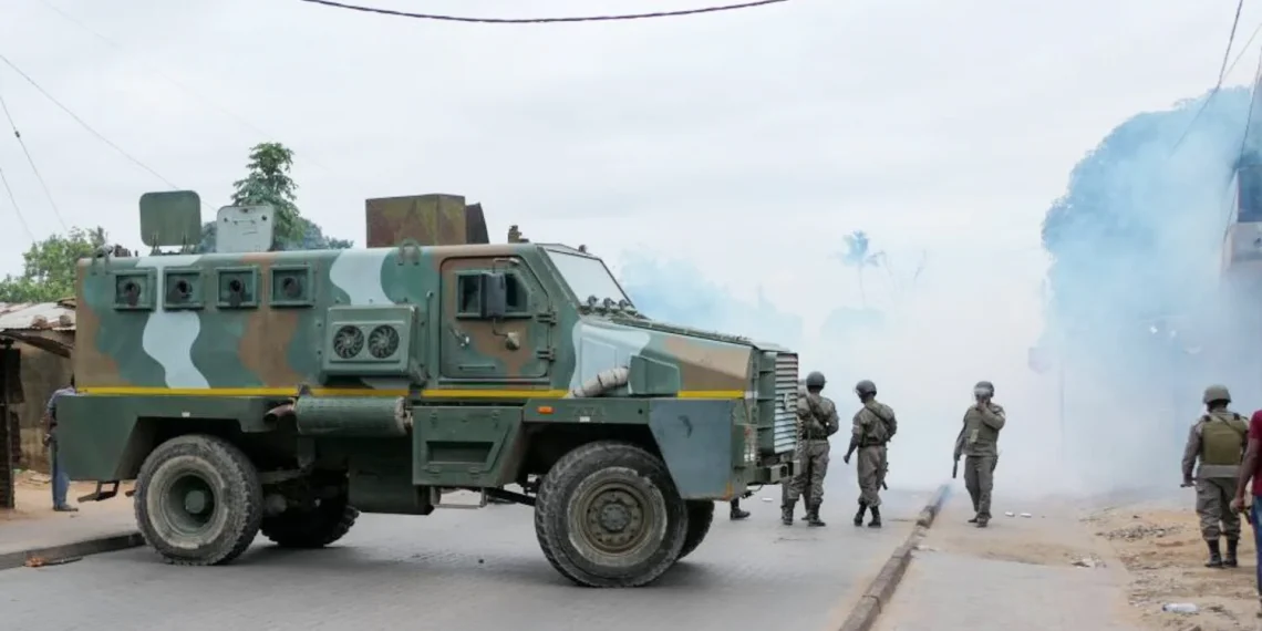 Polícia de Moçambique procura refúgio na fronteira com a África do Sul
