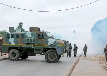 Polícia de Moçambique procura refúgio  na fronteira com a África do Sul