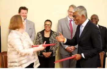 Angola e EUA firmam acordos nos sectores do transporte, indústria e comércio